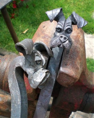 Звери из металла. Кованая собака. Кованная собака на ярмарке в москве. Ковка статуэтка. Кованые собаки из уголка.