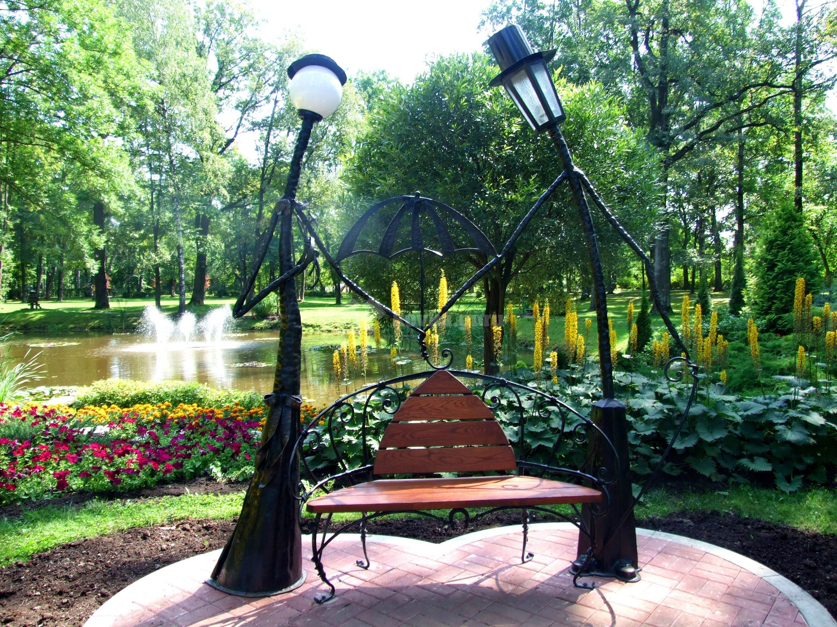 Необычная скамейка в Нескучном саду